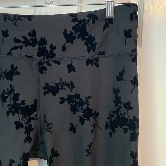 Soul cycle black floral leggings. Size XXl - Picture 2 of 4
